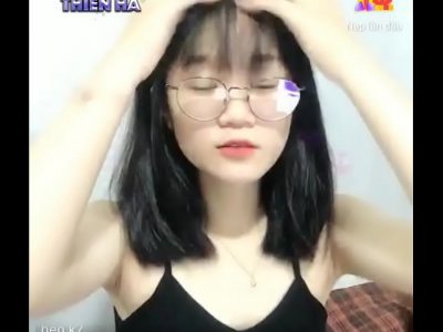 Gái xinh đeo kính xinh xắn live stream trên Uplive