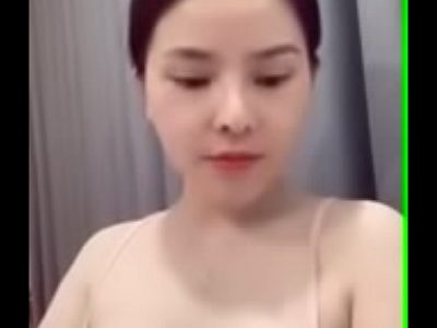 Gái xinh uplive thả rong thoa kem bao kích thích