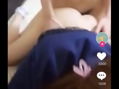 Gái xinh đãng dâm vựa live vừa địt kiểu doggy cực sung