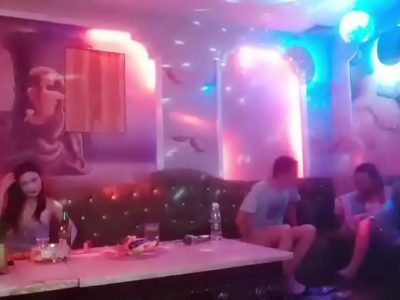 Bóp vếu em nhân viên trong quán karaoke cực phê